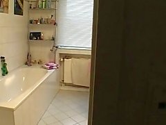 Sexy della milf bionda dà la uomo di uno show nel bagno