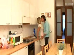 Genç Guy In Kitchen itibaren Milf Sert Bayan arkadaş Sarışın