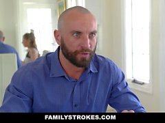 FamilyStrokes perfecta hijastra de Gets Pounded