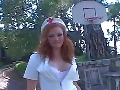 Грудастая Redhead Бурение в заднице