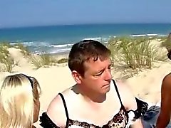 Nue Beach - Vêtu de lingeries
