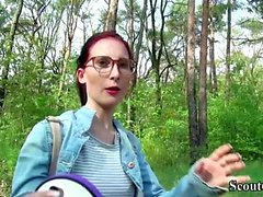 Tyska Scout - College Redhead Teen Lia i offentlig gjutning