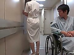 Söpö japanilainen sairaanhoitaja joutuu kopeloi