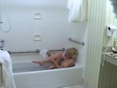 Sexy aficionado negro atrapado tomando una ducha en la leva oculta