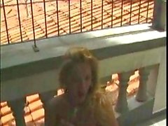 Блондинка Трансвистит ебет парень при балкон