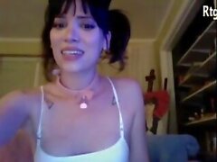 Slim Shemale Cutie Dances in Webcam