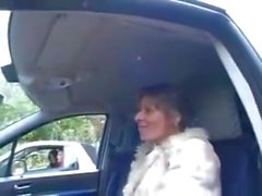 STP5 ältere Frau hat Spaß im Freien im Auto!