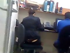 Girl in the de escritório com uma Thong
