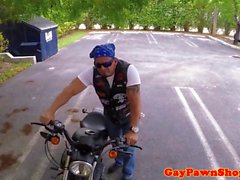 Leihhaus Biker Amateur assfucks für Quickcash