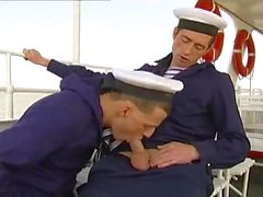 Adorabile marinaio sta sbattendo con i suoi partner carini