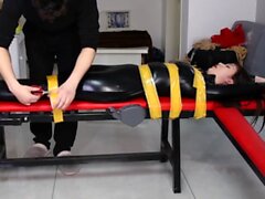 Caresses BDSM pour asiatique dans le latex