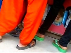 Uppriktig indier fotlänk fötter shoeplay in flip