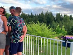 Четыре Twinks наслаждаются секс -вечеринкой геев