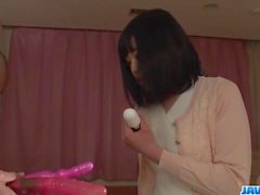 Nozomi Yui onu kedi ve eşek açtırmama konusunda oyuncaklarý alıyor