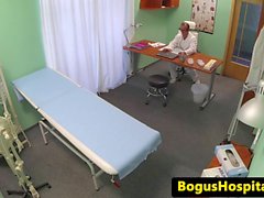 Тощие пузырей пациента в то время как пальцы Doc Vág