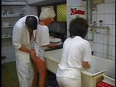 Trigueno maduras e Platinum Blonde la abuelita quedar aniquilado en un cuarteto la cocina