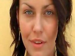 Brunette красотки в пятках протирая клитор