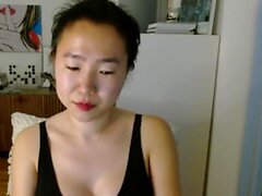 Asiatische Milf saugt einen großen Schwanz und wichst Sperma aus