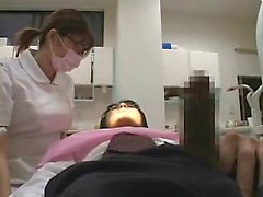 Cute Asian дантиста работает о рогатый пациента с жестким ЕР