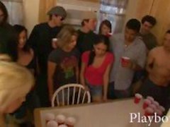 Impertinente faculdade meninas Beer Pong jogo vai um pouco hardcore