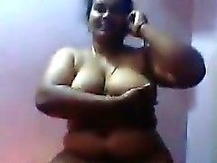 Big Indian Frau tun ein Striptease