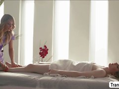 De TS Ella visitas um massage de salão togets anal
