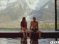 Vixen Ski Bunny Sonya tem sexo apaixonado nos Alpes