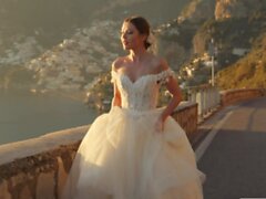 Tushy Runaway Bride Sybil har anal äventyr före bröllop