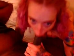 Horny tatoued milf sucer et rouler de bite noire dans la chambre d'hôtel L