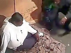 Homeless Cheinhas e Bonitas de Ébano Fucks O Dinheiro