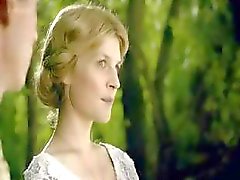 Loira atriz Clemence Poesy em cenas de um de seus filmes