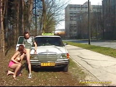 motorista de táxi fode anal teen em público
