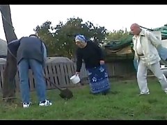 Abuelita follada por la yarda de un tio cachondo