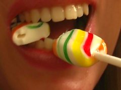 Sugando e comendo lollipop loira