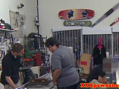 Petite pawnshop cocksucking amateur de l'argent