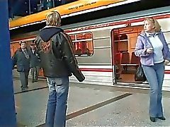Giovane e cazzo fin che arriva di coppia alla stazione dei bus