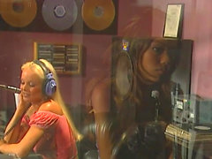 Девочки веселиться с BBC в студии