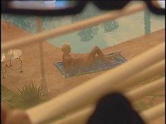 La donna sunning naked nella piscina viene voyeured