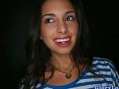 Adolescente Latina bonito que batido através de um gloryhole