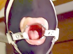 Att lägga handgjorda ring gag påbyggnad i slaven slampa mun