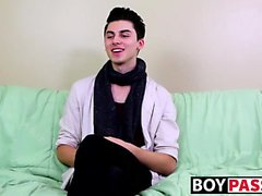 Horny twink Alex Ria stoppar en enorm dildo up sina trånga röv