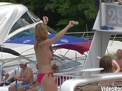 Wild retas babes filmade bedra omkring på en båt