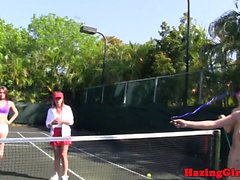 Fördunklingen tjejer att äta fittan den en tennisbana