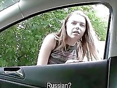 Russian jugendlich mit dem riesigen Titten in der Auto gebumst