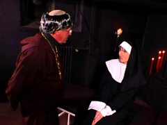 Amateur Nonne wird von einem reiflichen Priester genagelt