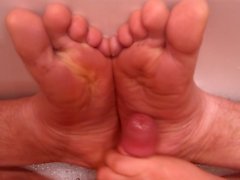 Cumming en los pies sucios (soles)