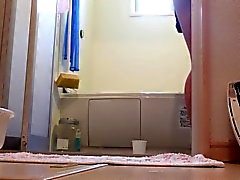 Asian Teen pissing Tasse