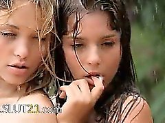 Magnifiques gardiennes d'enfants de les pluies