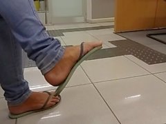 Amateur-Flip-Flop auf Bank baumelnden