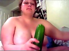 Grasso sexy che engorges cucumber spessa